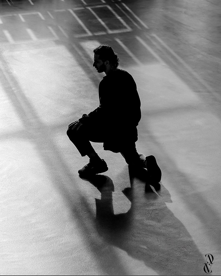 Photographie intitulée, "LE PENSEUR" réalisé par Victor Chaplais illustrant un homme pensif, seul dans un espace sombre, symbolisant l'espoir et l'attente confiante.