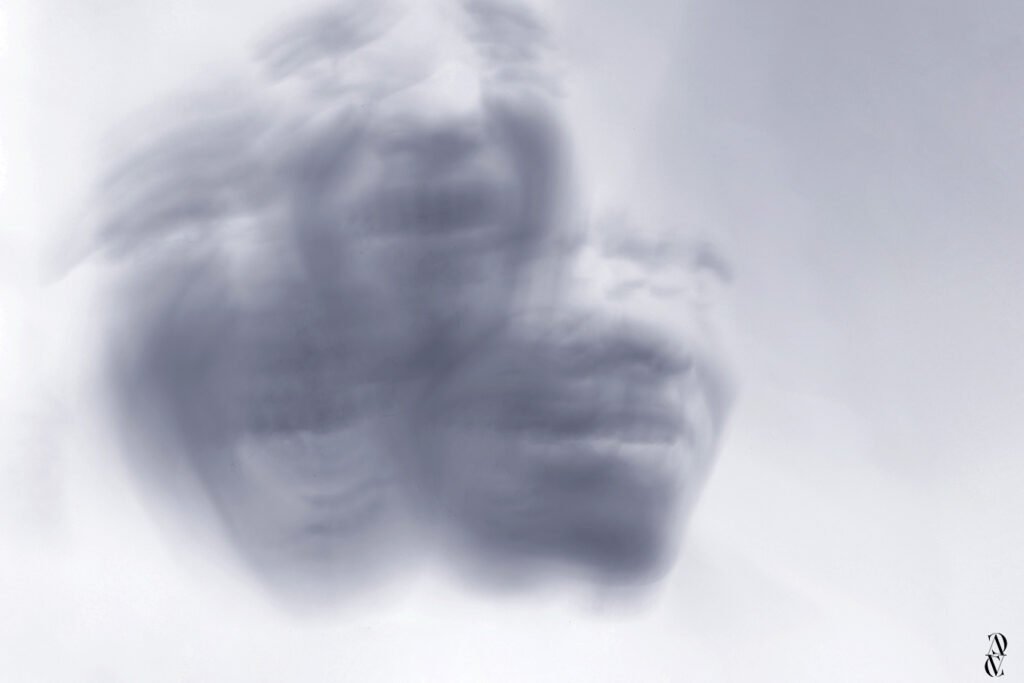 Photographie intitulée, "Mirage" réalisé par Victor Chaplais montrant des visages émergeant d'un nuage vaporeux, créant une illusion entre réel et irréel.