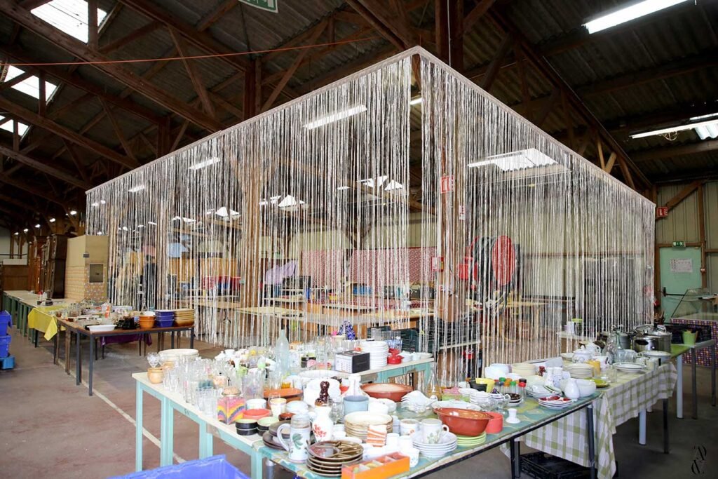 Filin, une structure suspendue créée par Victor Chaplais et Elsa Chazallet, séduisant Emmaüs lors d'une collaboration artistique