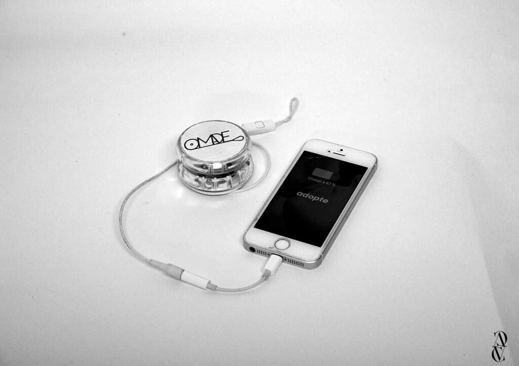 YOMADE : un projet réalisé par Victor Chaplais et d'autres étudiants designer à l'école des beaux-arts d'Angers Talm, qui transforme un yoyo en source d'énergie pour recharger un téléphone de manière ludique